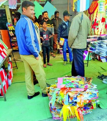 Plastic kite seized over two thousand in Nagpur | नागपुरात दोन हजारांवर प्लास्टिक पतंग जप्त