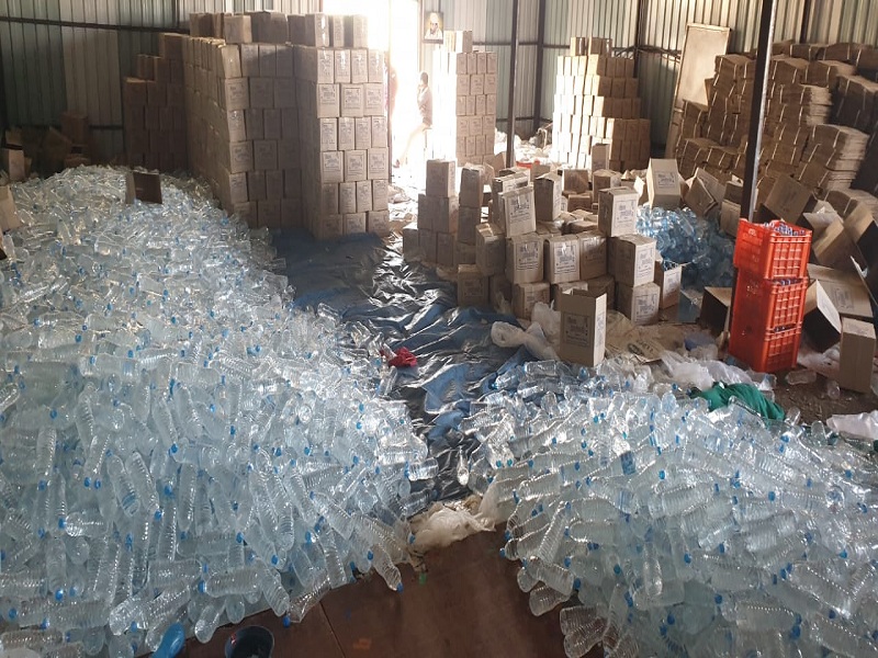Millions of plastics seized in raids on waterfilter factory at Hingoli | वॉटरफिल्टर कारखान्यावरील छाप्यात लाखोंचे प्लास्टिक जप्त