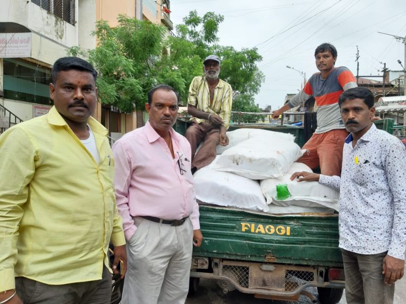 Six quintals of plastic stocks seized in Khamgaon | खामगावात सहा क्विंटल प्लास्टिकचा साठा जप्त