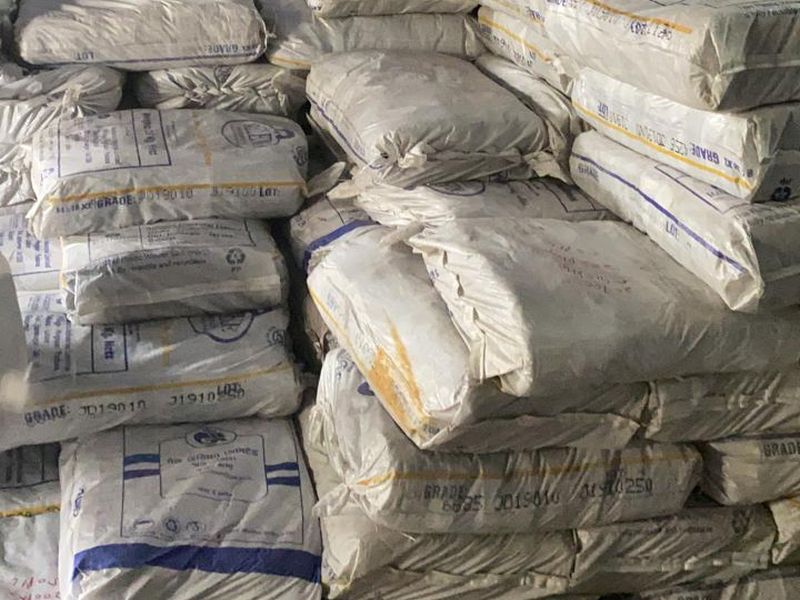 20 tonnes of plastic bags seized in Ulhasnagar SSS | उल्हासनगरमध्ये 20 टन प्लास्टिक पिशव्यांचा साठा जप्त