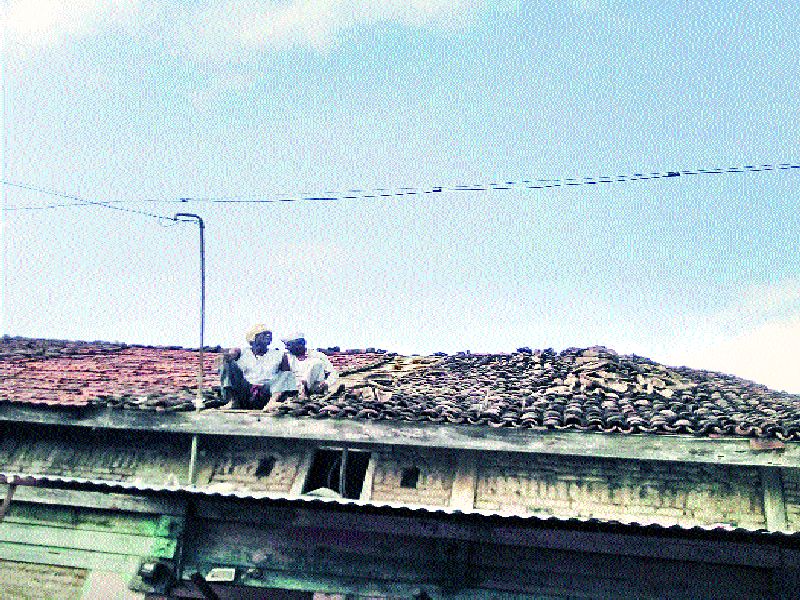 Plastic Ban: The roof of tribal workers fell open | Plastic Ban : आदिवासी कष्टकऱ्याांचे छप्पर पडले उघडे
