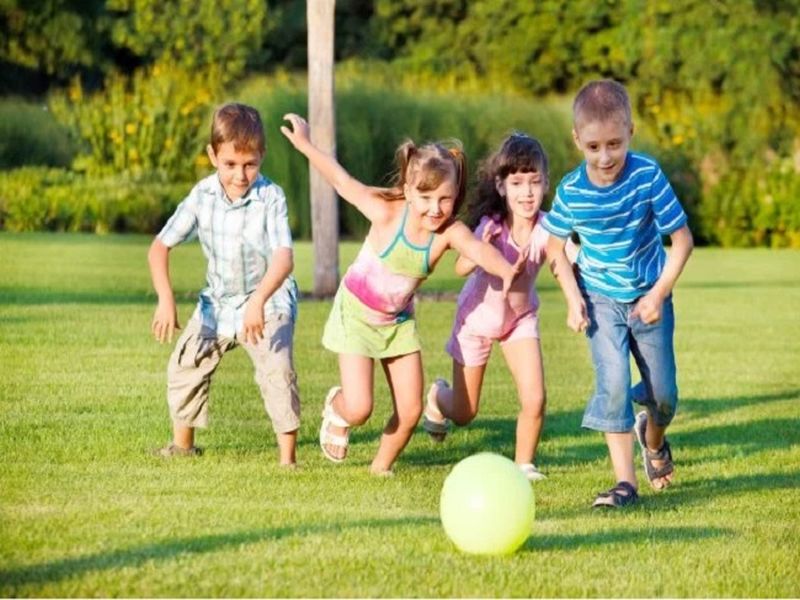 New research says it is very important for children to play outside home | लहान मुलांनी घराबाहेर जाऊन खेळणं आवश्यक; नव्या रिसर्चमधून खुलासा
