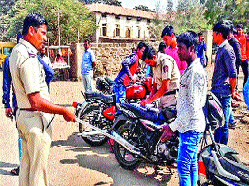 Action on Roadrominations of the Uruli Kanchan Police | उरुळी कांचन पोलिसांची रोडरोमिओंवर कारवाई