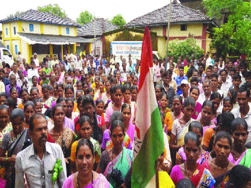 Opposition against Gramsevak, Alaunda gram panchayat gherao | ग्रामसेवकाविरोधात मोर्चा, आलोंडा ग्रामपंचायतीला घेराव