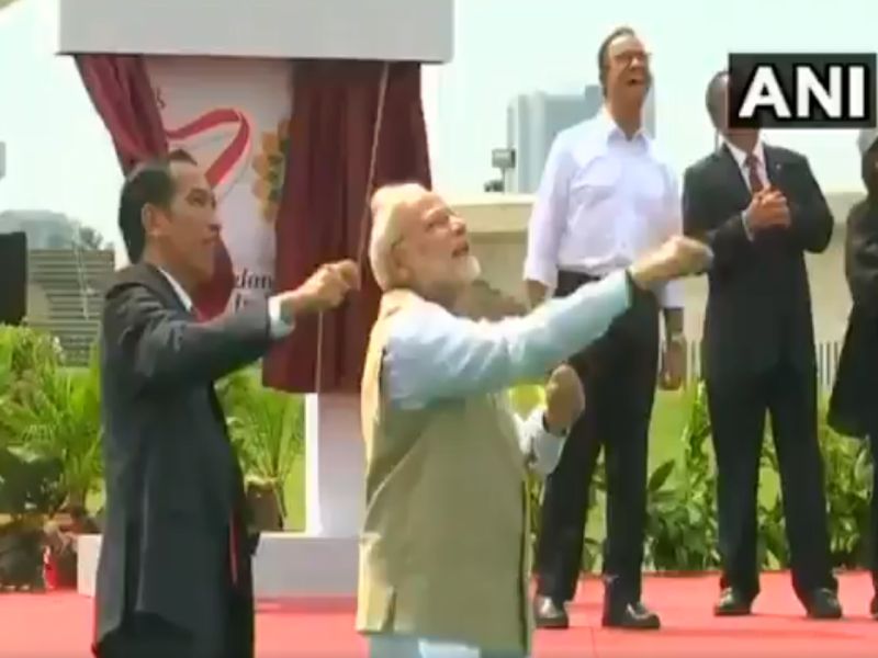 Prime Minister Narendra Modi visited the moth, kite flying in Indonesia! | पंतप्रधान नरेंद्र मोदींनी इंडोनेशियात उडवला पतंग, दिली मशिदीला भेट!