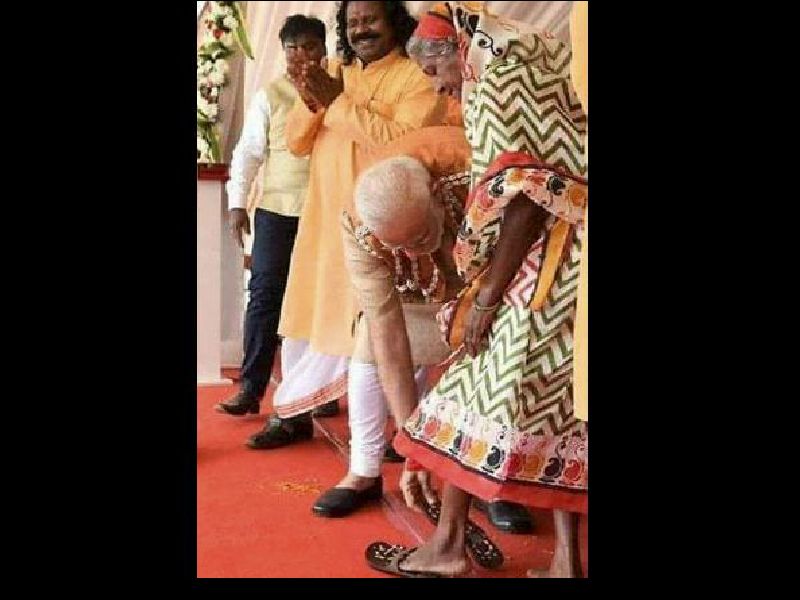 PM Modi bends down to help tribal woman wear slippers at Chhattisgarh rally | मोदींनी हाताने त्या महिलेला चप्पल घातली; व्हिडीओ व्हायरल 