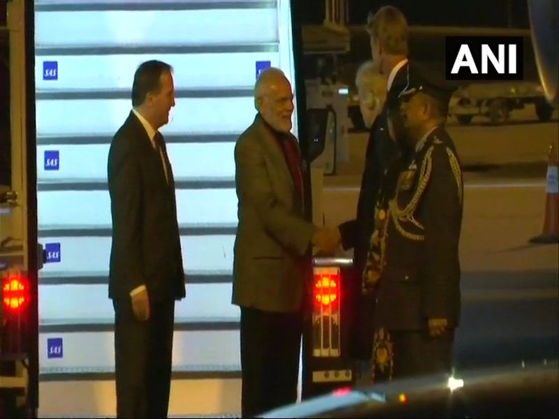 Sweden Prime minister modi received by swedish pm on arrival in stockholm | पंतप्रधान नरेंद्र मोदी स्वीडनमध्ये दाखल, प्रोटोकॉल मोडून स्वीडनच्या पंतप्रधानांनी मोदींचं विमानतळावर केलं स्वागत