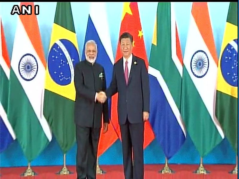 BRICS Summit: Welcome to Jinping Prime Minister Modi International Conference | ब्रिक्स शिखर परिषद : चीनचे राष्ट्राध्यक्ष क्षी जिनपिंग यांनी पंतप्रधान मोदींचं इंटरनॅशनल कॉन्फरन्स सेंटरमध्ये केलं स्वागत