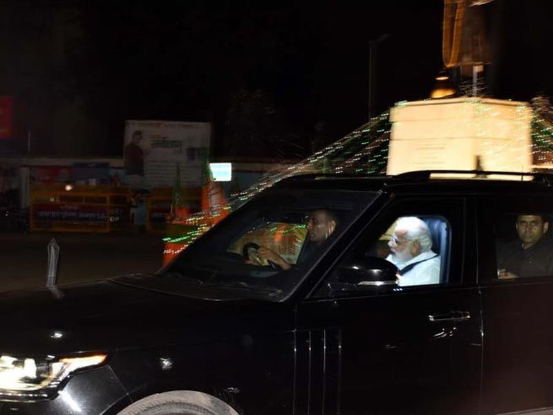 prime minister narender modi reached to varanasi break protocol to visit city | अन् पंतप्रधान नरेंद्र मोदींनी तोडला प्रोटोकॉल...
