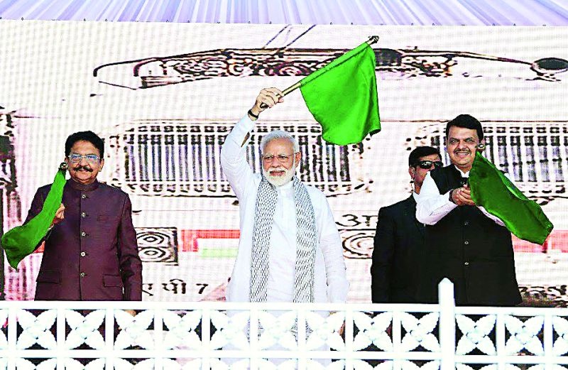 PM shows green flag to Pune- Ajani-Pune Hamsafar Express | पंतप्रधानांनी दाखवली पुणे-अजनी-पुणे ‘हमसफर एक्स्प्रेस’ला हिरवी झेंडी