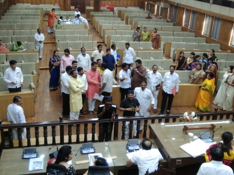 Pune Municipal Corporation suspended a meeting | विरोधकांच्या पवित्र्याने भाजपाची घबराट; पुणे महापालिकेची सभा केली तहकूब
