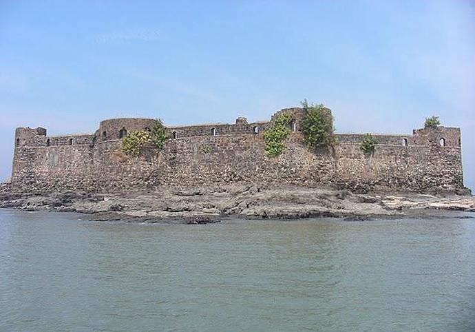 The Archaeological Department should pay attention to Padmadurg fort | पद्मदुर्ग किल्ल्याकडे पुरातत्त्व खात्याने लक्ष द्यावे