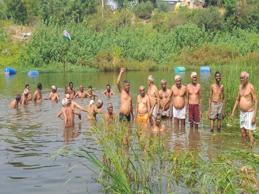 Farmers protesting half-naked in the riverbed for the benefit of PM Kisan 295 farmers deprived of benefits |  पीएम किसानच्या लाभासाठी शेतकऱ्यांचे नदीपात्रात अर्धनग्न आंदाेलन; २९५ शेतकरी लाभापासून वंचित 