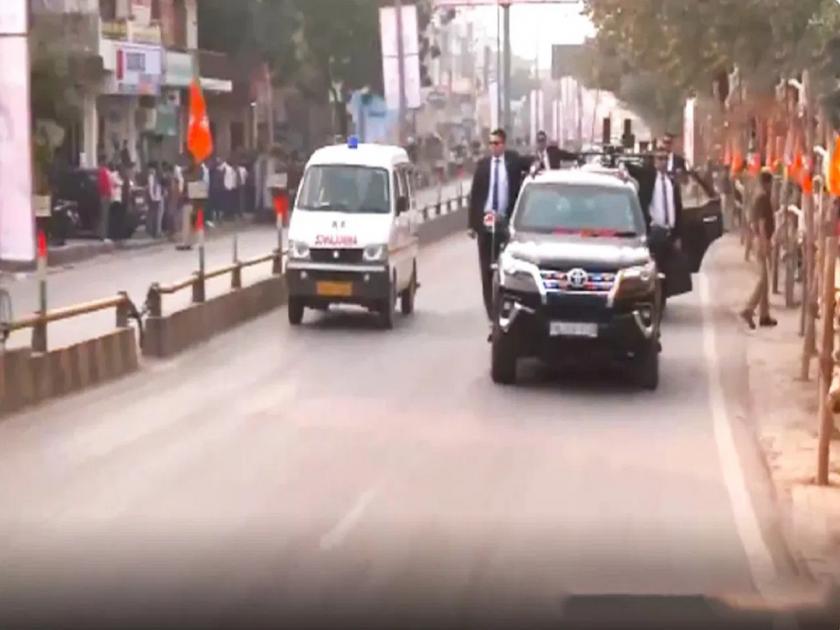PM Narendra Modi's road show in Varanasi, Prime Minister stopped his convoy for an ambulance | PM नरेंद्र मोदींचा वाराणसीत रोड शो, रुग्णवाहिकेसाठी पंतप्रधानांनी थांबवला आपला ताफा