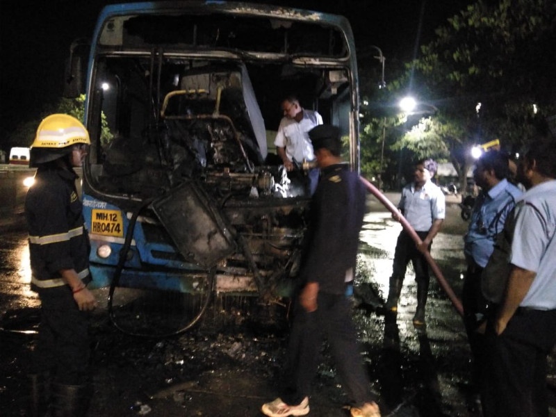 Suddenly fire PMP bus in night at dhankawdi | धनकवडी येथे पीएमपी बसने मध्यरात्री घेतला अचानक पेट