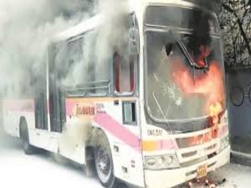 Auction of 103 buses of old PMP and burnt PMP | आगीत जळून खाक झालेल्या व जुन्या पीएमपीच्या १०३ बसेसचा लिलाव 