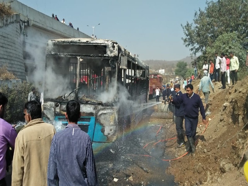 The bus of the PMP burnt fire at warje here | वारजे येथे पीएमपीची बस आगीत जळून पूर्णपणे खाक 