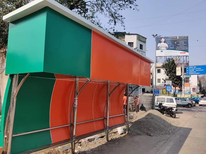 Speak now! BJP's flag color at PMP's bus stop in Pune; Criticism of MNS | आता बोला! पुण्यात पीएमपीच्या बस स्टाॅपला भाजपच्या झेंड्याचा रंग; मनसेची जोरदार टीका