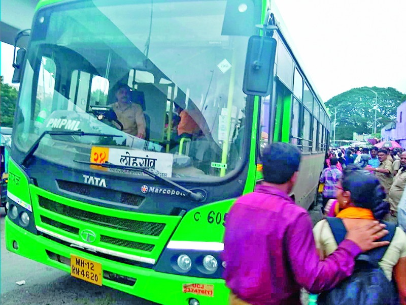 pmpl new modern bus no useful for passengers | आधुनिक बस प्रवाशांसाठी ' बिनकामाच्या '