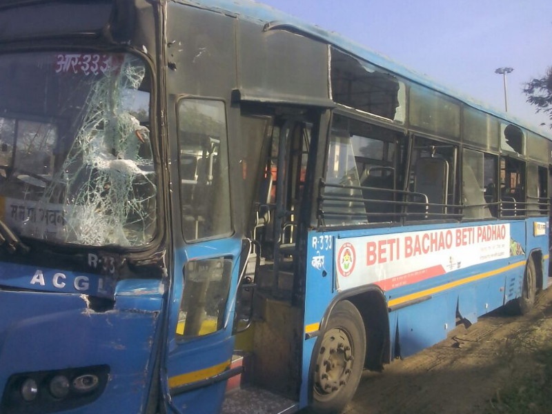 PMP truck hits Katkewadi on Pune-Nagar road; Two minor injuries | पुणे-नगर रस्त्यावरील कटकेवाडीत पीएमपी-ट्रकची धडक; दोन किरकोळ जखमी