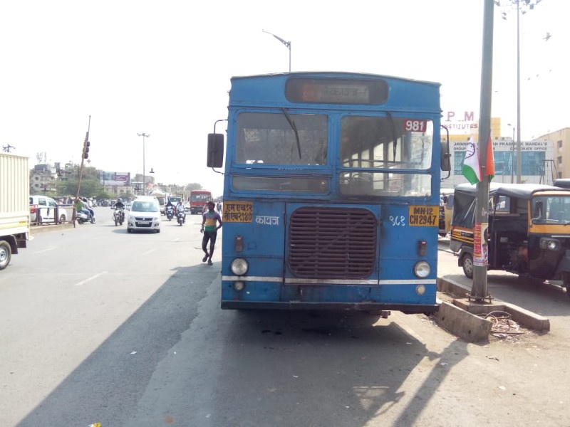 The PMP bus was run by "without driver" in Katraj Chowk but..accident avoid | कात्रज चौकात पीएमपी बस ‘विना चालक’ धावली पण...दुर्घटना टळली