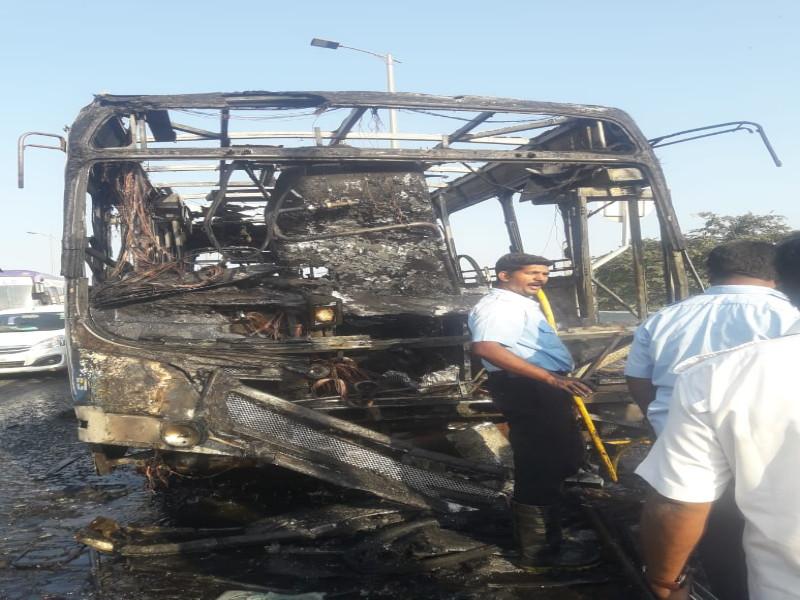 PMP's bus once again destroied in fire | पीएमपीची बस पुन्हा एकदा आगीच्या भक्ष्यस्थानी
