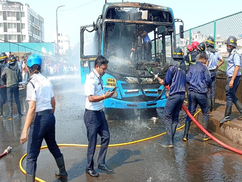 pimpale gurav dapodi PMPL bus fire | पिंपळे गुरव परिसरात पीएमपीएल बसने घेतला पेट; अर्धी बस जळून खाक