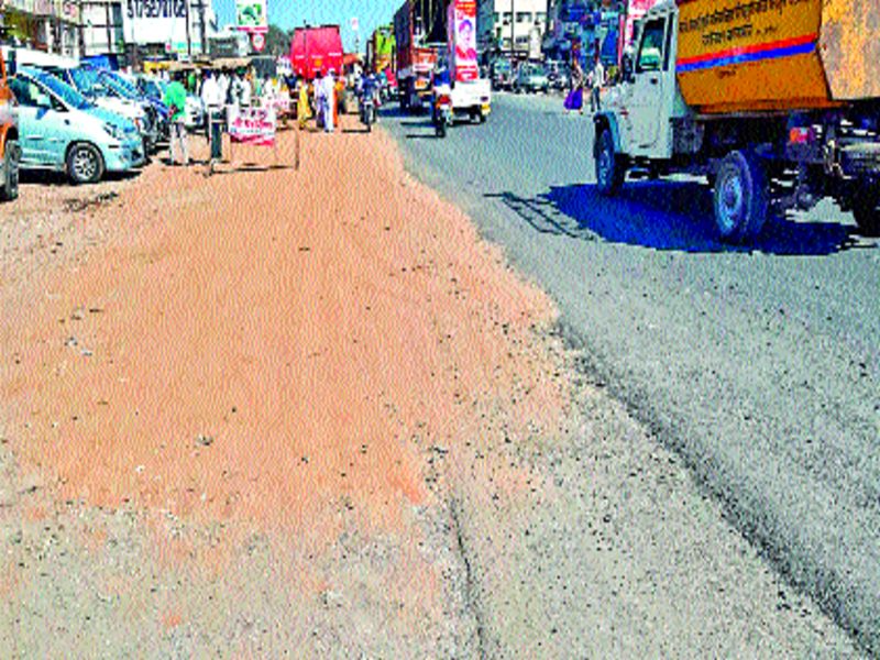 Complaint about the road work on the National Highway | राष्ट्रीय महामार्गावरील रस्त्याचे काम निकृष्ट, खासदार आढळराव यांच्याकडे तक्रार