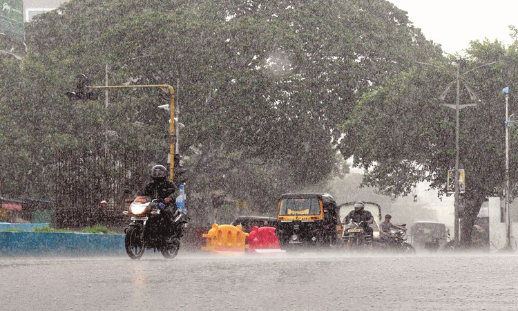 Maharashtra Rain Live Updates : Mumbai's central, western and harbour trains running late, water blogging and traffic jam in some areas | Maharashtra Rain Live Updates : मुंबईसह कोकणात मुसळधार पाऊस पडण्याची शक्यता, हवामान खात्याचा अंदाज