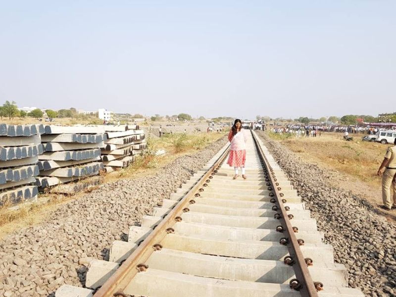 Video: 'Dream Comes to Truth', Pankaja Munde also runs on Rail tracks | Video : 'स्वप्न सत्यात उतरतंय', आनंदाच्या भरात पंकजा मुंडे रेल्वे पटरीवर चालण्यात रमल्या