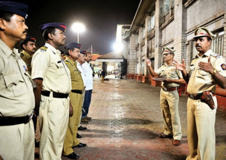 Police alert on the backdrop of Koregaon Bhima | कोरेगाव भीमाच्या पार्श्वभूमीवर पोलीस सतर्क