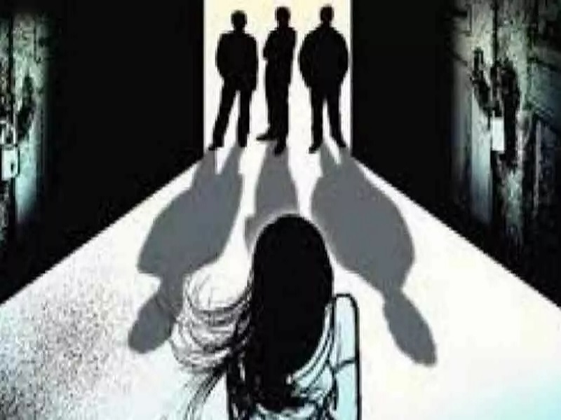 17-year-old girl was raped by 28 people, including her father in lalitpur uttar pradesh | वडिलांसह 28 जणांकडून 17 वर्षीय मुलीवर बलात्कार, पीडितेने पोलिसांसमोर सांगितली आपबीती