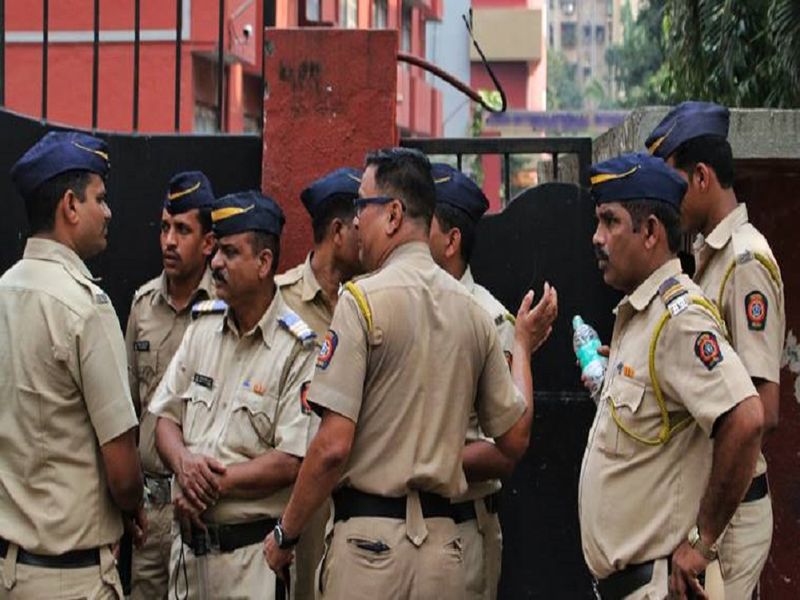 Thousands of Indians trapped in Igatpur leave for Mumbai; Police action due to borders | इगतपुरीत अडकलेल्या हजारो परप्रांतीयांची मुंबईला रवानगी; सीमाबंदीमुळे पोलिसांची कारवाई