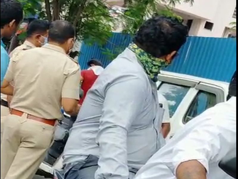 Inhuman beating of autorickshaw driver by police; The type that happened while fleeing Taliram | पोलिसांकडून रिक्षाचालकाला अमानुष मारहाण; तळीरामांना पळवताना घडला प्रकार 