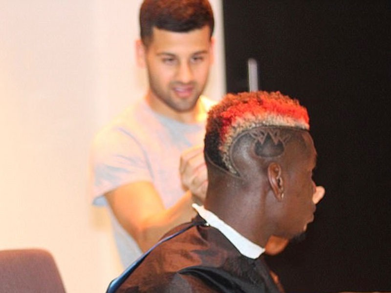 World Cup 2018 Paul Pogba flies London barber out to Russia for 24-hour stay to cut 13 France players hair | Fifa World Cup 2018: 'तो' लंडनहून रशियाला आला अन् १३ जणांचे केस कापून गेला!