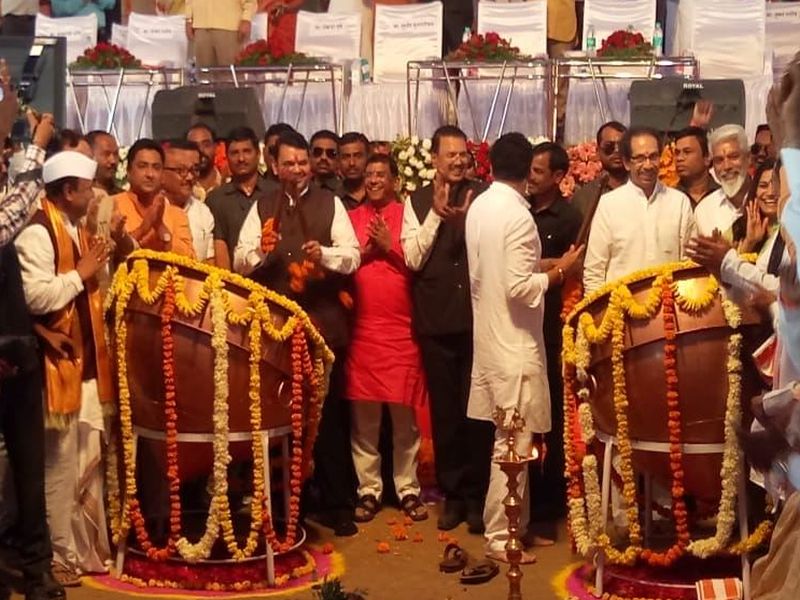 devendra fadnavis and uddhav thackeray shares same stage at a programme in washim district | युतीचा 'नगारा' वाजला!; मुख्यमंत्री व उद्धव ठाकरेंनी एकमेकांवर उधळली स्तुतिसुमने