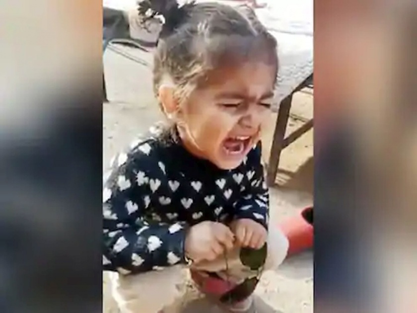 little girl crying ask mother husband funny video viral social media | 'मला नवऱ्याकडे जायचंय'; असं म्हणत नवऱ्यासाठी ढसाढसा रडू लागली चिमुरडी; पाहा व्हायरल व्हिडीओ