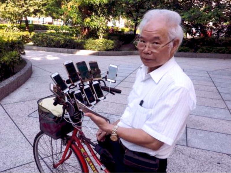 Taiwan man rigs bicycle with 11 phones to play Pokemon Go | सायकलला ११ मोबाइल बांधून गल्लोगल्ली फिरतात हे काका, जाणून घ्या कारण!