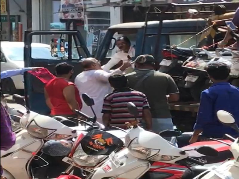 A clash between traffic police and a senior citizen, due to the confiscation of a car in a no parking car | VIDEO : उल्हासनगरात वाहतूक पोलीस आणि ज्येष्ठ नागरिकामध्ये हाणामारी