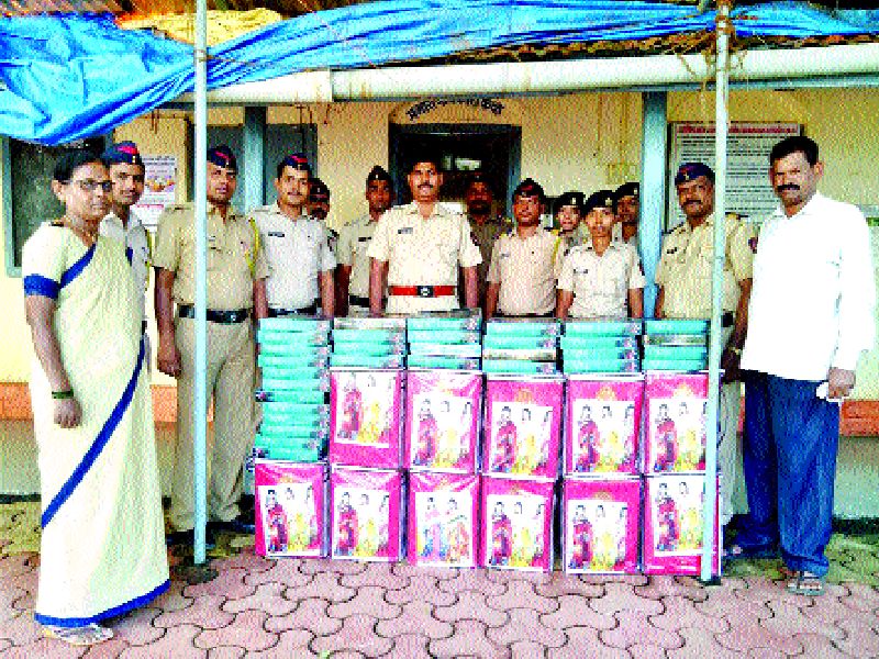  150 saris sent by the Mokhada police, collected from salaried fund | मोखाडा पोलिसांनी पाठविल्या १५० साड्या,पगारातून गोळा केला निधी