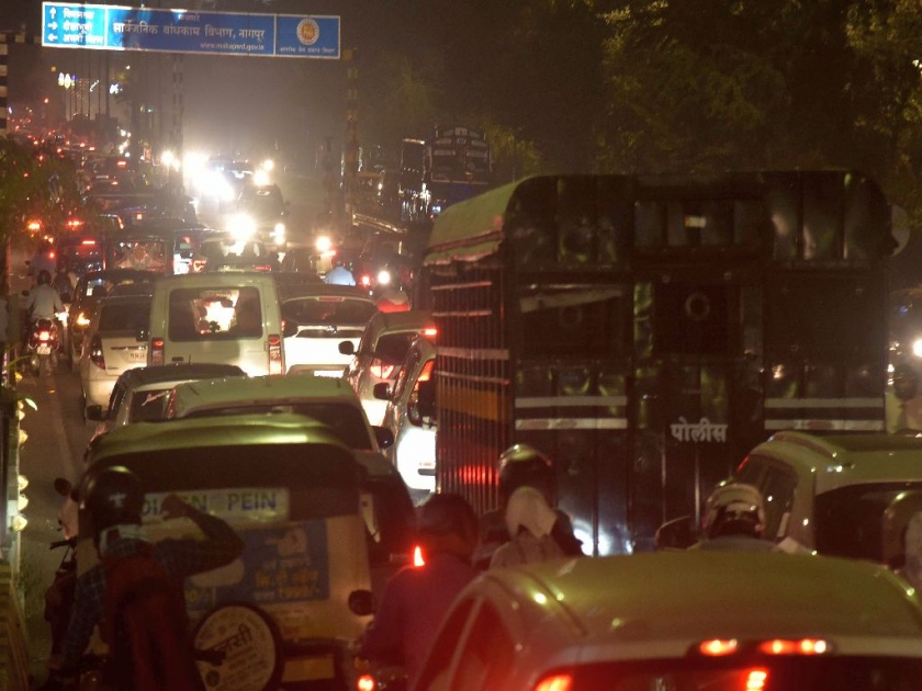 winter session maharashtra 2023 : traffic jams in Nagpur over road work; due to heavy traffic dozens of works curbed? | चारही दिशेला सुरू बांधकाम, कसे होणार नाही ट्रॅफिक जाम