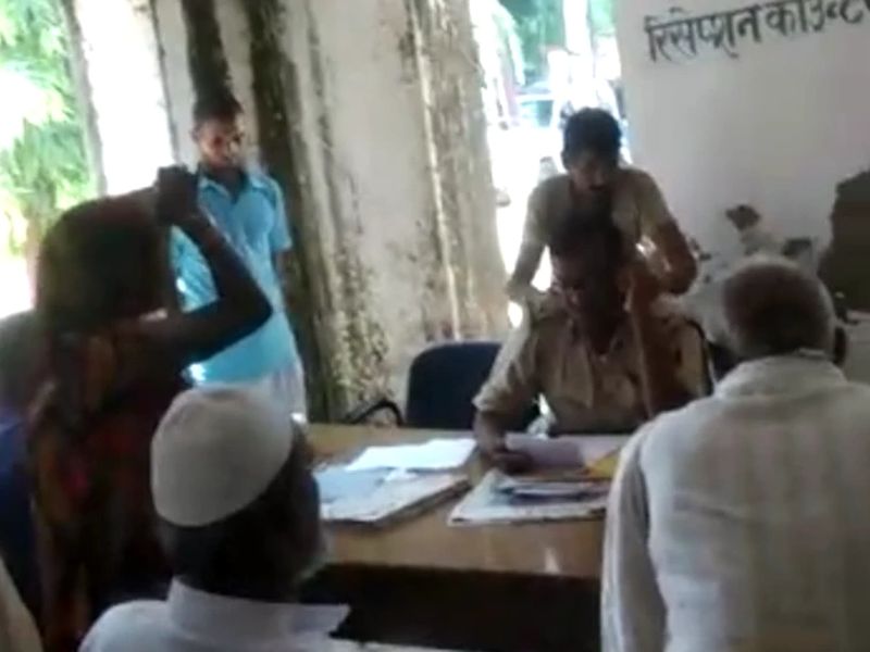 bihar kaimur police thana daroga massage viral video suspend | व्हिडीओमुळे पोलीस अधिकाऱ्याला मसाज पडला महागात, झाले निलंबित!