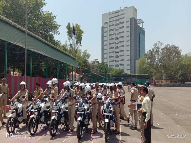 Honda given 100 bikes to Pune city police | पुणे शहर पोलिसांना होंडा मोटारसायकल यांच्याकडून १०० दुचाकी