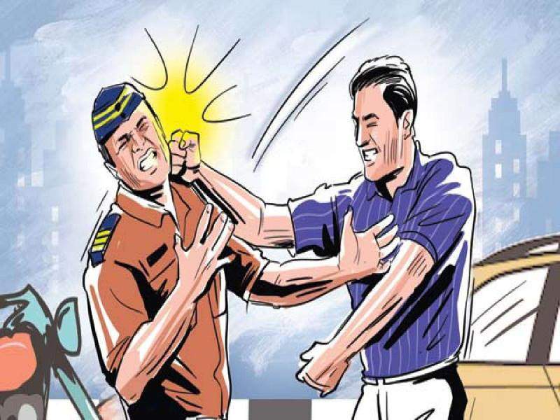 The policeman grabbed the collar and twisted his arm for petty reasons The three were handcuffed | Pimpri Chinchwad Police: पोलिसाची किरकोळ कारणावरून धरली कॉलर; शिवीगाळ करून हातही पिरगळला