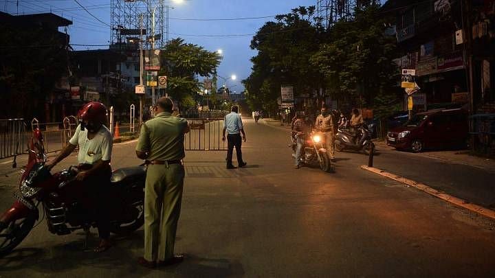 Pune Night Curfew : Pune citizens beware of falling out of the house for no reason; Inquiries will be held in 96 places | Pune Night Curfew : पुणेकरांनो, विनाकारण घराबाहेर पडत असाल तर सावधान; तब्बल ९६ ठिकाणी होऊ शकते अडवणूक