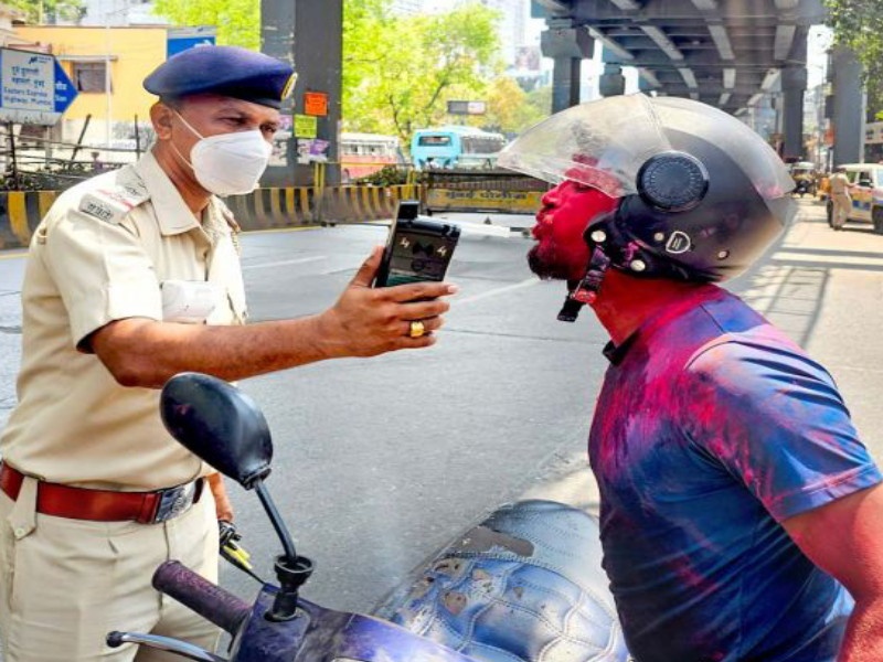 Action against 1 thousand 301 people in Dhulwadi in Pune, 142 drivers drinking alcohol | पुण्यात धुळवडीला १ हजार ३०१ जणांवर कारवाई, १४२ वाहनचालकांचे मद्यप्राशन