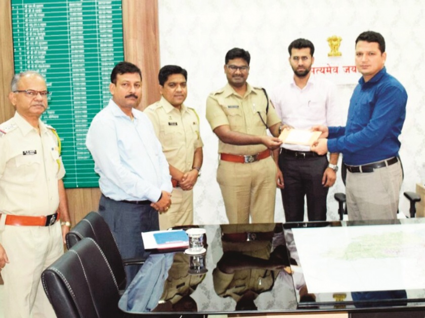  Police personnel's contribution for Prime Minister's security insurance scheme! | प्रधानमंत्री सुरक्षा विमा योजनेसाठी पोलीस कर्मचाऱ्यांचे योगदान!