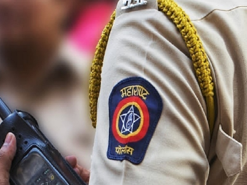 Two policemen caught in ACB's net for taking bribe in Pune crime news | Pune : पुण्यात लाच घेताना दोन पोलिस कर्मचारी ACB च्या जाळ्यात