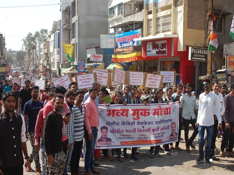 Students' rally was going to Aurangabad to increase the recruitment of police | पोलीस भरतीच्या जागा वाढविण्यासाठी औरंगाबादमध्ये निघाला विद्यार्थ्यांचा मोर्चा