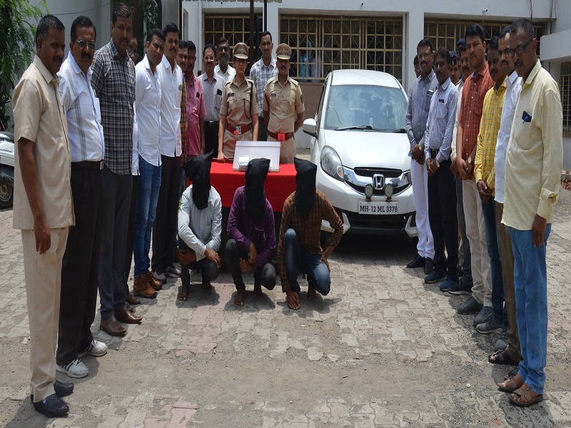 robbers who stolen car arrested in 24 hours by Aurangabad rural police | चालकास धमकावून कार पळविणारे दरोडेखोर २४ तासात अटकेत
